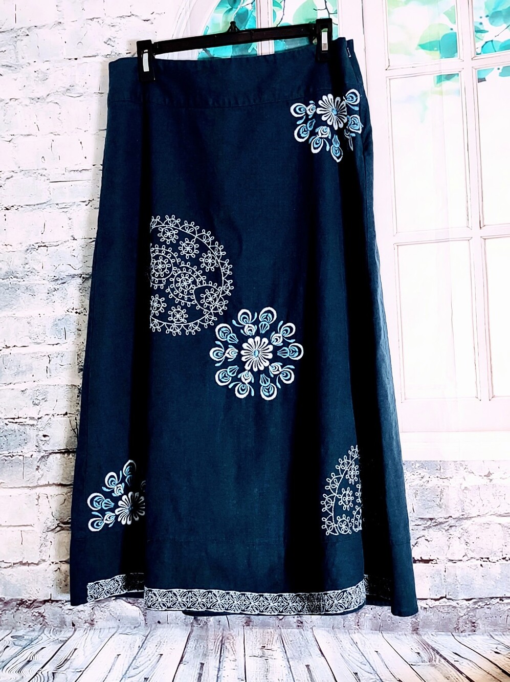 BOHO LINEN BLEND NAVY & FLORAL EMBROIDERED SKIRT WOMEN'S SIZE M
